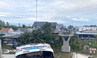 Sập cầu, xe tải chở 15 tấn lúa treo lơ lửng trên sông 