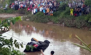 Phát hiện 3 người tử vong trong xe Mercedes nằm dưới kênh