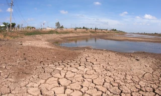 Cảnh khô cạn, nứt nẻ tại hồ nước trữ ngọt lớn nhất miền Tây 