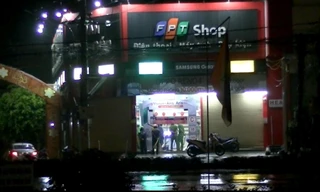 Nam thanh niên dỡ mái đột nhập vào cửa hàng trộm nhiều điện thoại