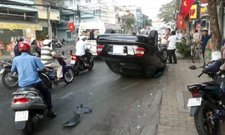 'Xế hộp' lật nhào giữa đường, tài xế và hành khách đập cửa thoát thân