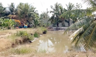 Đào đất phát hiện 2 quả bom, 1 quả phát nổ, quả còn lại đang bốc khói