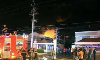 Hơn 200 người dập đám cháy ở khu công nghiệp Trà Nóc - Cần Thơ