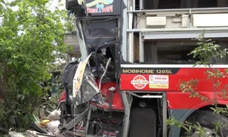 'Chuyên cơ mặt đất' lao vào nhà dân, 20 hành khách 'đau tim'