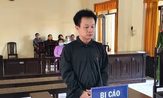 Lĩnh 5 năm tù vì mua tiền giả trên mạng để tặng bạn bè