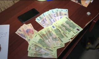 Đưa con đi học, phụ huynh mở cốp xe 'chôm' tài sản của cô giáo