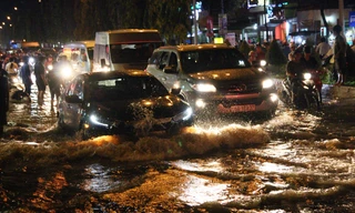 Triều cường tràn đê, tài sản người dân bị nhấn chìm