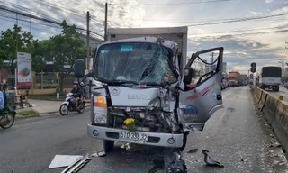 Tông đuôi xe tải dừng chờ đèn đỏ, tài xế kẹt cứng trong cabin