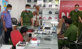 Trộm đu dây vào cửa hàng xe máy rồi rinh két sắt, dắt xe ga