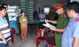 Nguyễn Trung Thành (bìa trái) nghe đọc lệnh bắt. 