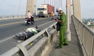 Nam thanh niên đi xe máy nghi bị chém bất tỉnh trên cầu
