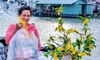 Trao quà Tết cho tiểu thương chợ nổi Cái Răng 