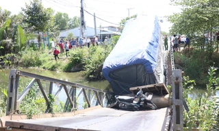 Xe tải chở 20 tấn làm cầu sắt ở Bến Tre sập xuống kênh