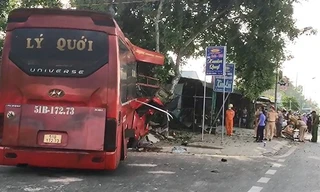 Đồng Tháp: Xe khách va xe đạp rồi đâm vào trụ điện làm 3 người chết