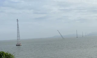 Trụ điện cao thế vượt biển ở Kiên Giang bị đổ nghiêng, đảo Hòn Tre bị mất điện nhiều giờ