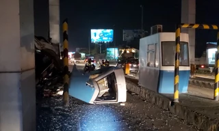  Xe đông lạnh tông sập cabin trạm thu phí rồi lật ngang 