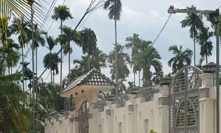 Trước cổng nhà một lãnh đạo tỉnh Sóc Trăng ở huyện Kế Sách có gắn 2 camera - Ảnh: Zing 