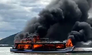 Tàu chở 21 hành khách đi đảo Hải Tặc bốc cháy dữ dội