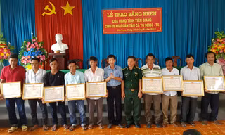 Tặng bằng khen cho 9 ngư dân Việt Nam cứu ngư dân Philippines gặp nạn trên biển
