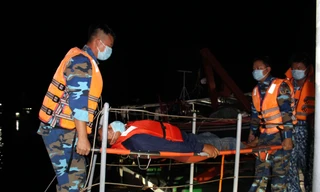 Cảnh sát biển cứu ngư dân bị đột quỵ khi đang đánh bắt trên vùng biển Tây Nam