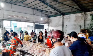 Chen chân mua gà cúng mùng 3 Tết ở miền Tây