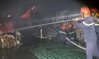 Cháy lớn tại xưởng sản xuất gối ở Tiền Giang