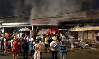  Sau tiếng nổ lớn, cửa hàng điện tử cháy dữ dội