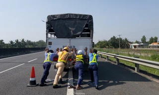 Tài xế dừng xe trên cao tốc TP. HCM – Trung Lương để... ngủ