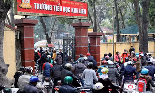 Tắc nghẽn trước cổng trường tiểu học Kim Liên (Đống Đa). Ảnh chụp lúc 17hngayf 1-2
