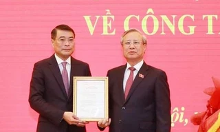 Thường trực Ban Bí thư Trần Quốc Vượng trao quyết định cho ông Lê Minh Hưng (Ảnh: TTXVN)