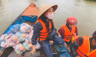 Ca sỹ Thủy Tiên huy động hơn trăm tỷ đồng hỗ trợ người dân miền Trung