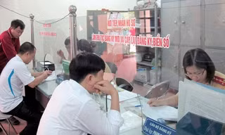 Thủ tướng Chính phủ và các đại biểu "bất nút" khai trương hệ thống thông tin báo cáo quốc gia.