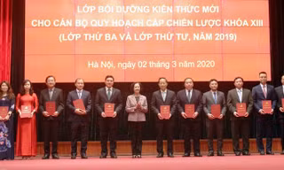 Trưởng Ban Dân vận Trung ương Trương Thị Mai trao Giấy chứng nhận tốt nghiệp cho các học viên (ảnh V.VO)