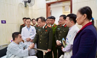 Giám đốc Công an Hà Nội thăm hỏi cảnh sát 141 bị thương khi làm nhiệm vụ 