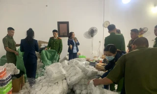 Khởi tố đối tượng sản xuất 200.000 đôi tất giả Nike, Adidas