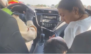 CSGT dùng xe đặc chủng đưa cháu bé sốt co giật trên cao tốc đi cấp cứu