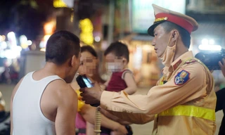 Phát hiện nhiều tài xế vi phạm nồng độ cồn khi chở vợ, con ở phố cổ Hà Nội