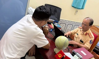 Người đàn ông để con gái lái xe ô tô có thể bị phạt 30 triệu đồng