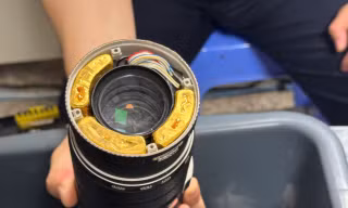 Xác định 12 miếng kim loại du khách nước ngoài giấu trong ống kính máy ảnh là vàng '9999'