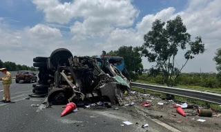 Hiện trường 3 xe ô tô hư hỏng nặng sau vụ tai nạn trên cao tốc Hà Nội- Hải Phòng
