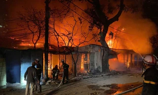 Hà Nội: Cháy lớn tại dãy nhà chứa hàng hóa trên đường Hồ Tùng Mậu