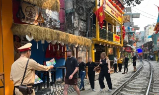 Cảnh sát mời cả trăm người ra khỏi khu vực 'phố cà phê đường tàu'