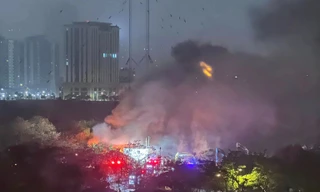 Cháy bãi phế liệu kèm theo nhiều tiếng nổ lớn ở Hà Nội