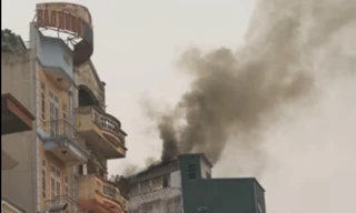 Hà Nội: Cháy ngùn ngụt tại tầng tum ngôi nhà 9 tầng 