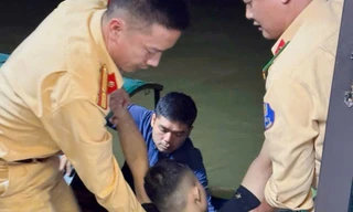 CSGT Hà Nội phối hợp người dân cứu nam thanh niên rơi xuống sông Đuống