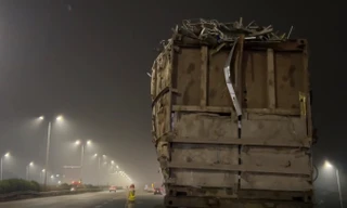 Hà Nội: CSGT chặn bắt xe đầu kéo chở phế liệu như sắp đổ ra đường