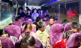 Xe khách 28 chỗ cõng tới 40 người, tài xế đổ lỗi vì 'bà con tha thiết muốn được về nhà'