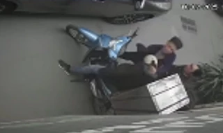 Xôn xao clip nam shipper bị người đi ô tô Lexus đánh tới tấp ở Hà Nội