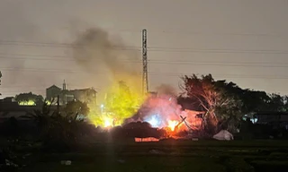 Hà Nội: Cháy bãi phế liệu gần vực xưởng sản xuất con lăn cao su, cột khói đen cuồn cuộn