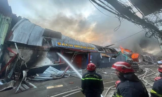 Hà Nội: 70 cảnh sát được điều động chữa cháy nhà xưởng ở Tây Mỗ